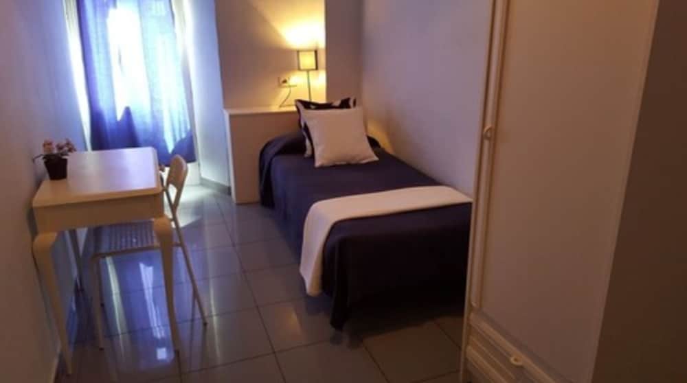Single Room, 1 Twin Bed, Shared Bathroom photo 3