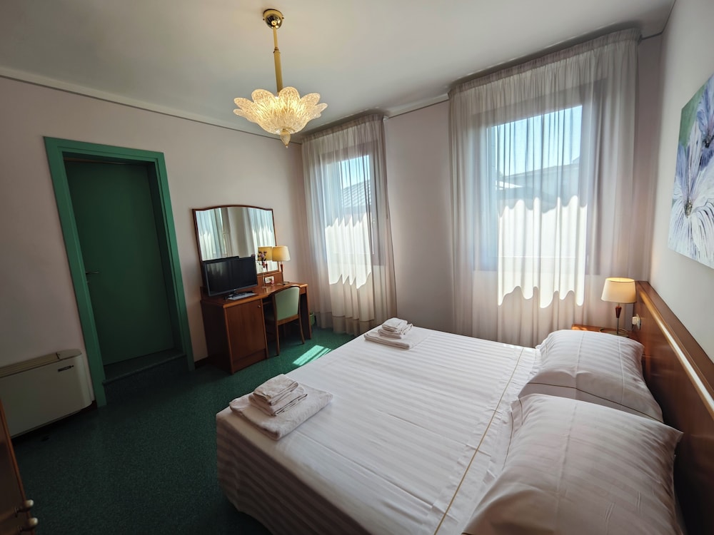 Double or Twin Room photo 3