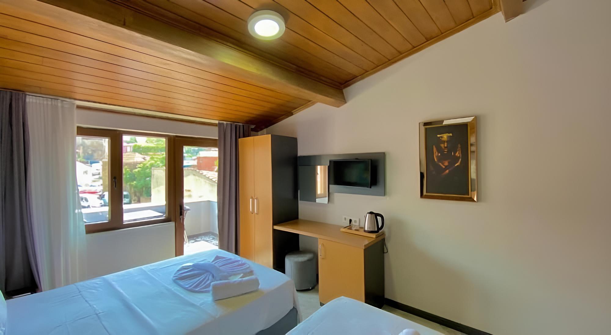 (C) Family Room photo 2