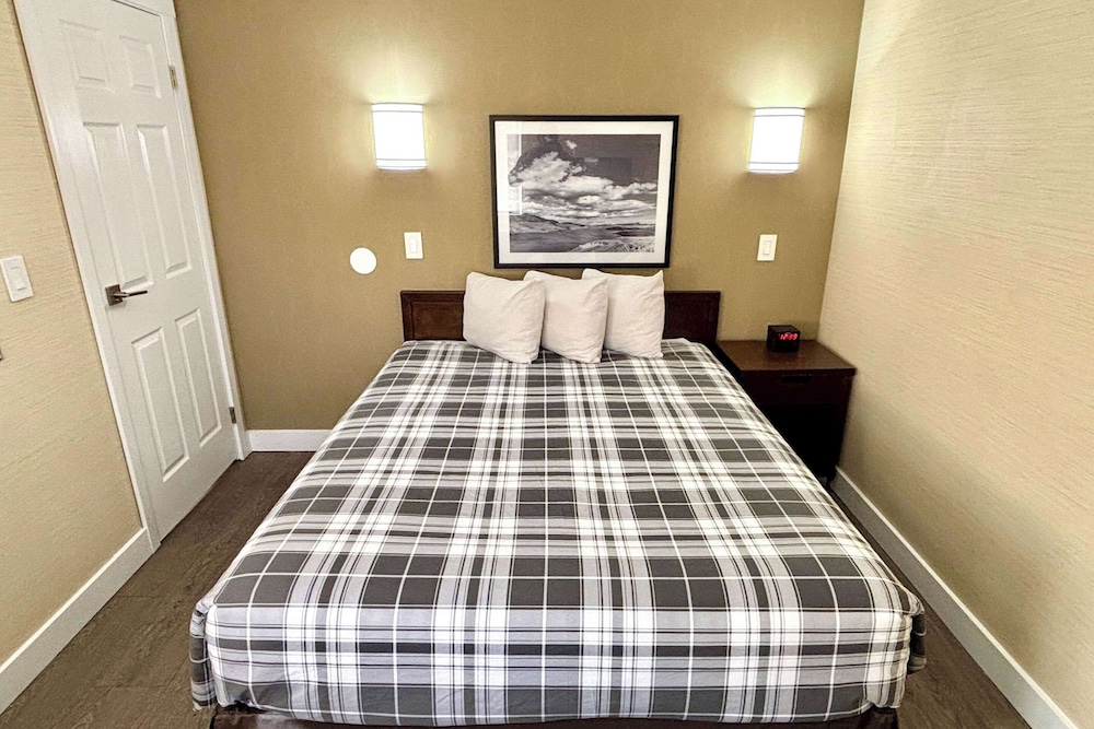 Suite, 1 Queen Bed, Non Smoking - Photo 3