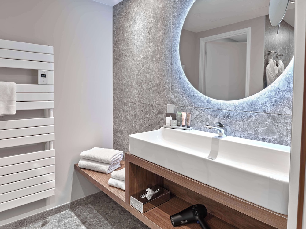 Junior Suite, 1 King Bed, Non Smoking (Larger Room;with Sofabed) - Photo 4