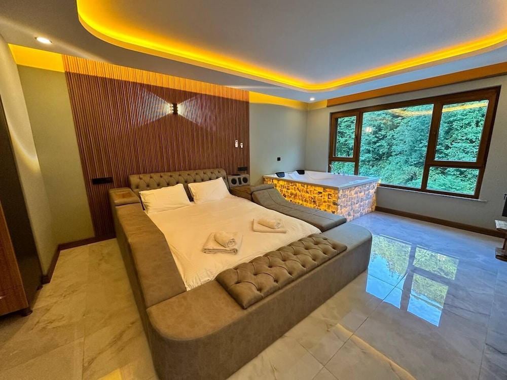 Honeymoon Studio