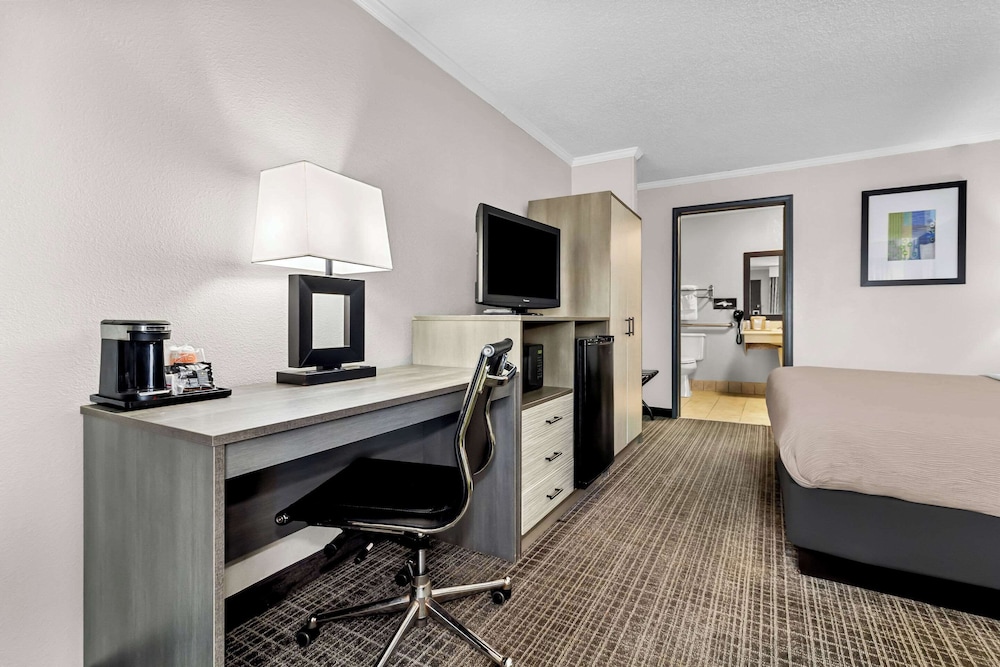 Suite, 1 King Bed with Sofa bed, Non Smoking - Photo 3