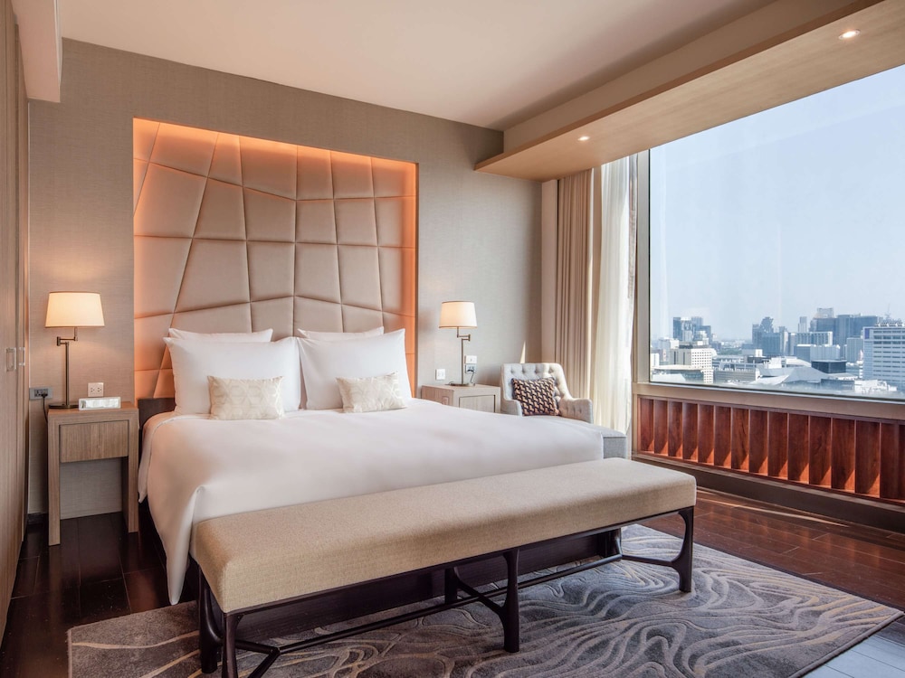 EXECUTIVE SUITE, Piano Club Privilege, 1 King Bed, Separate Living Room