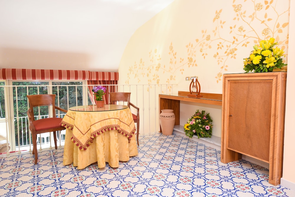 Family Suite, Jetted Tub, Valley View thumbnail 6