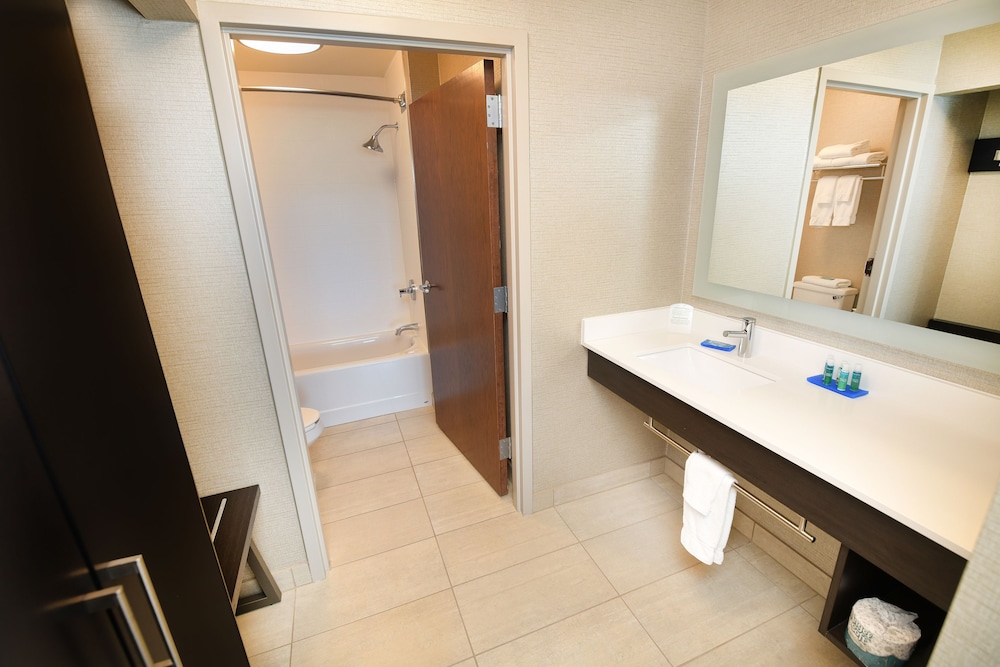 Suite, 2 Queen Beds - Photo 6
