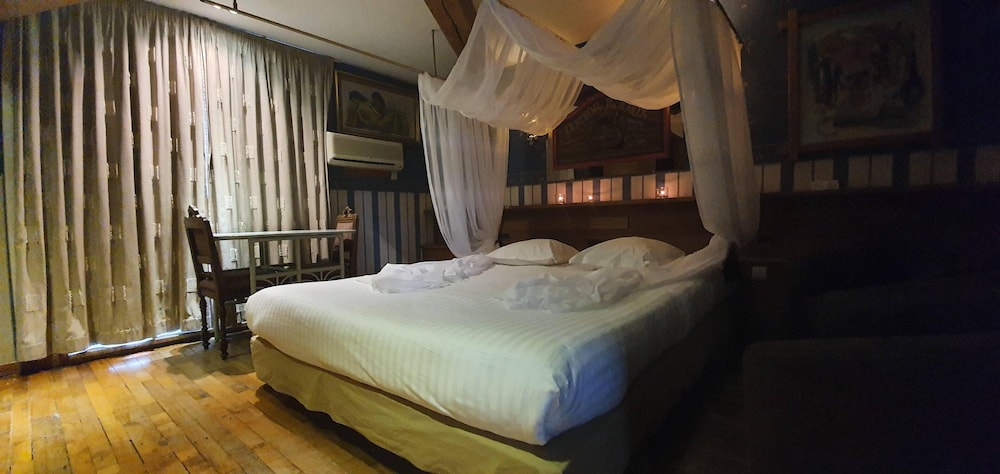 Superior Room, 1 King Bed, Bathtub, Garden View photo 2