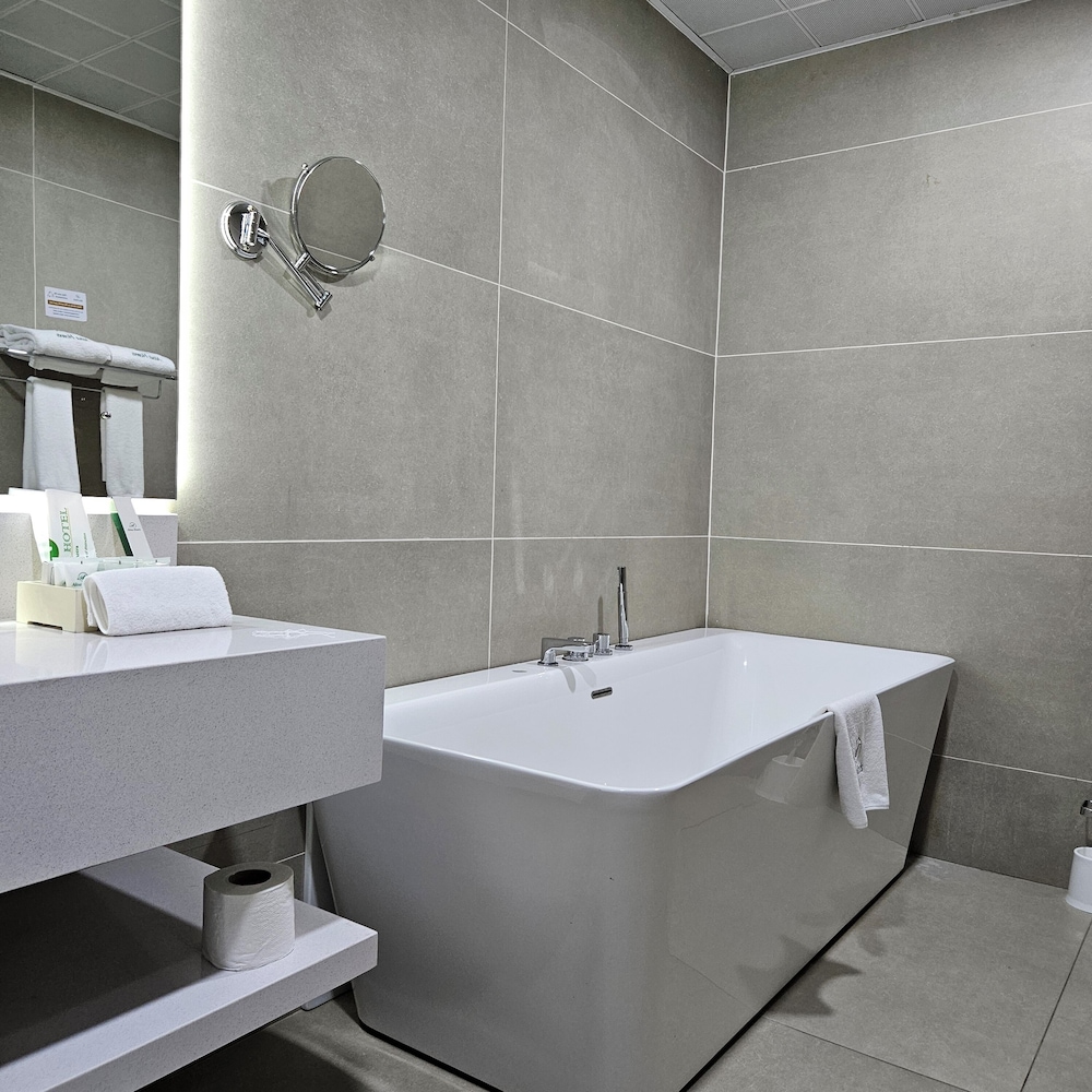 Ebony Suite photo 3