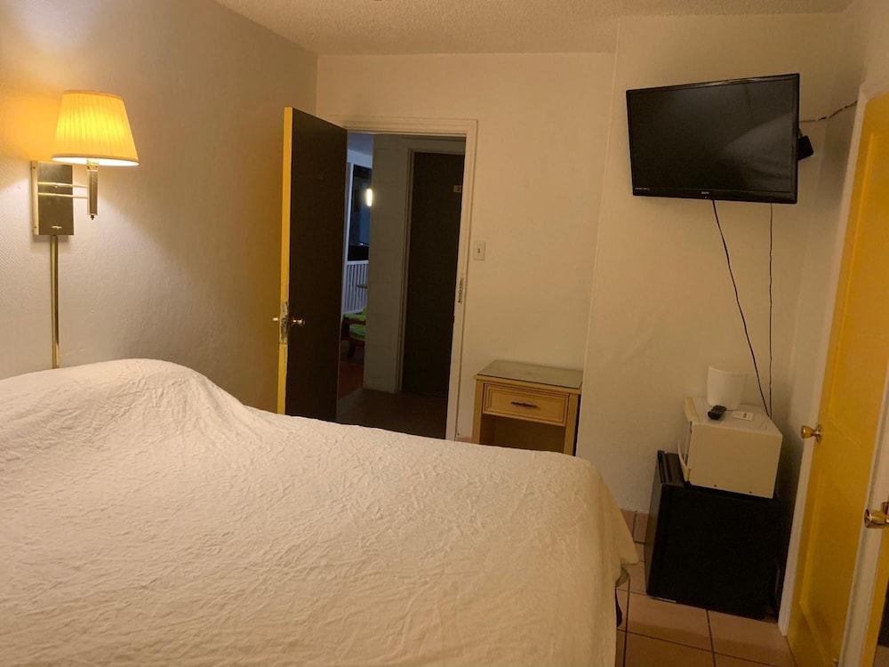 Basic Single Room, 1 King Bed photo 3