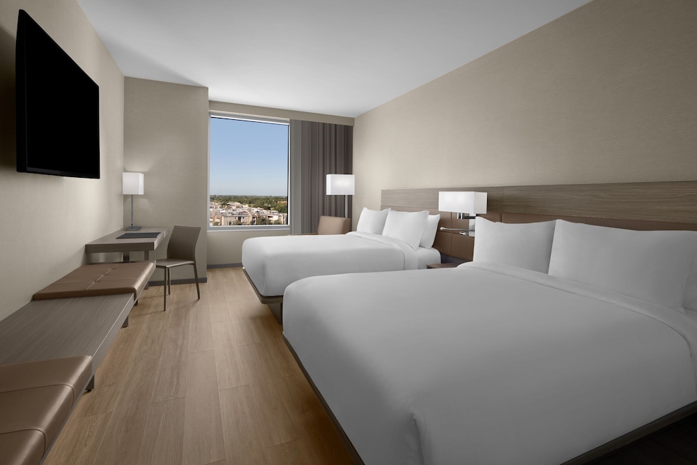 Room, 2 Queen Beds, Pool View (Mobility Accessible, Tub)