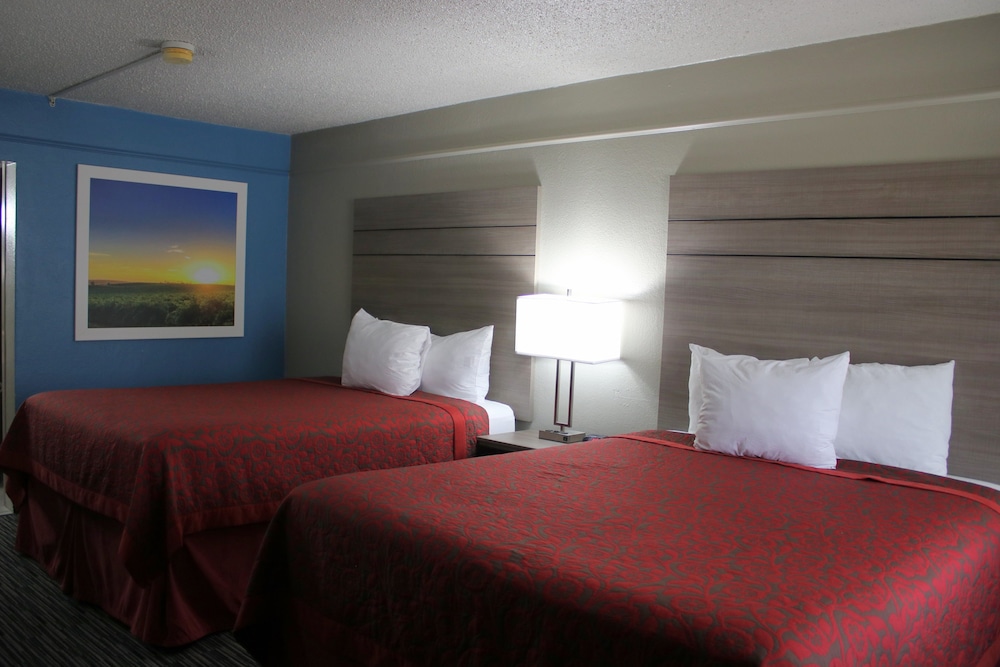 Room, 2 Queen Beds, Non Smoking - Photo 6