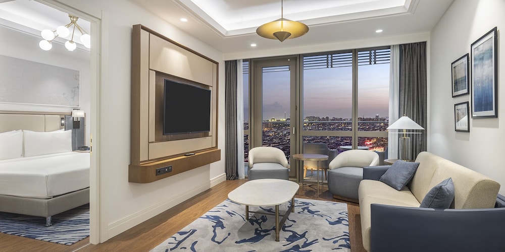 Family Room, 1 King Bed, Terrace thumbnail 5