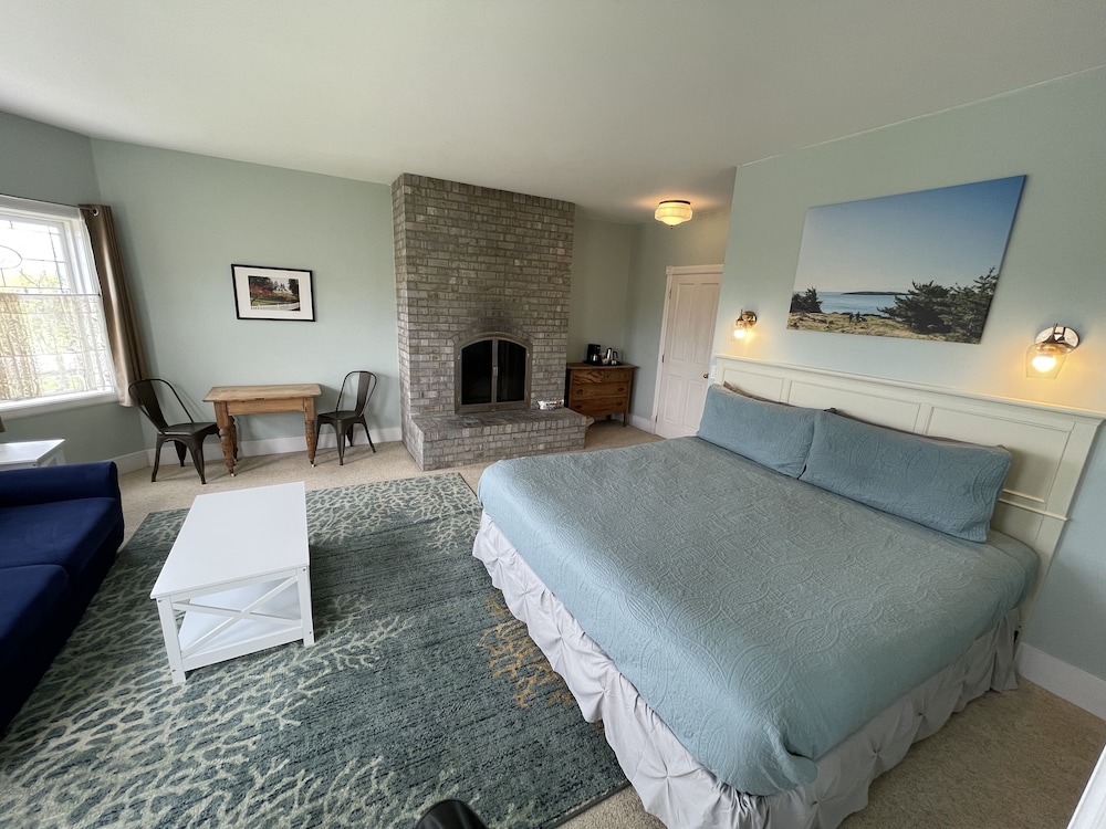 ROOM SIX photo 1