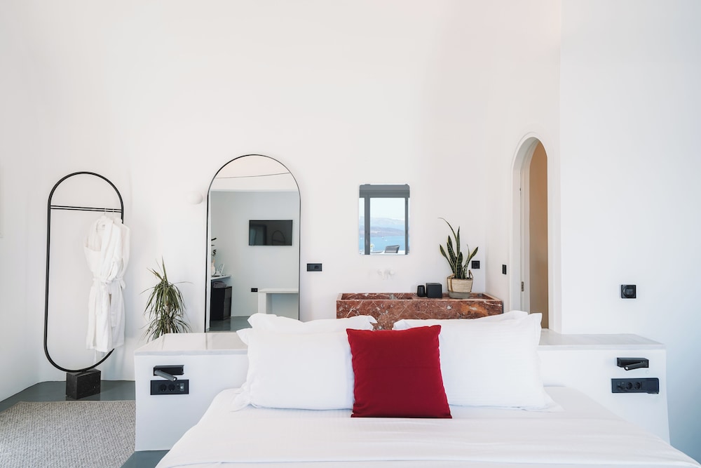 Honeymoon Suite - Photo 1