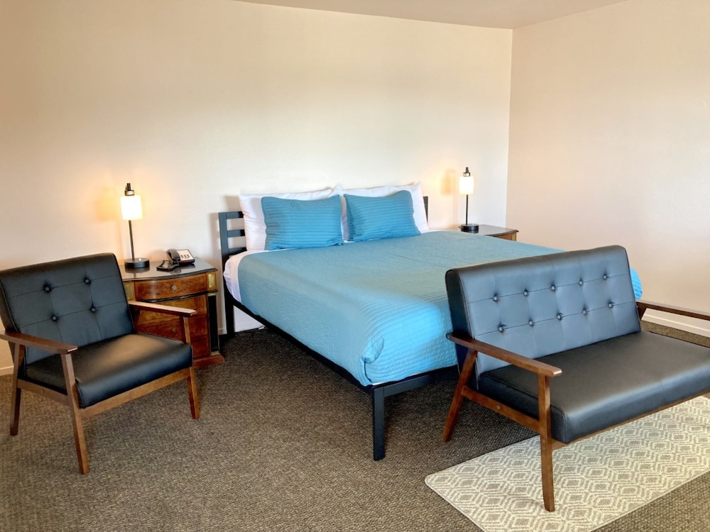 Standard Room, 1 King Bed, Non Smoking, Partial Ocean View photo 3