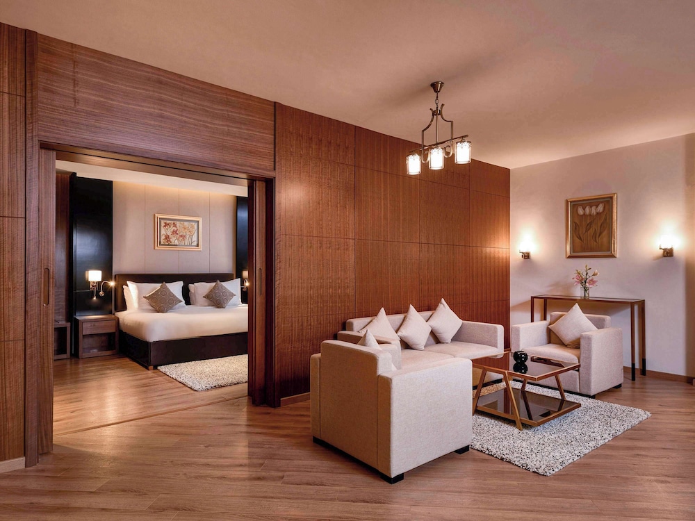 Executive Suite, 1 King Bed, Garden View