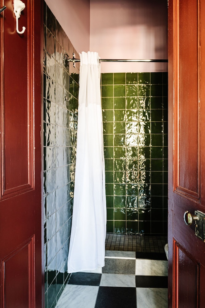 Queen Room (24/7 Front Desk) - Photo 10