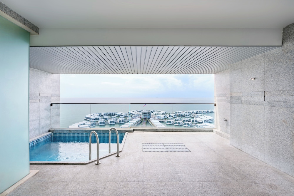 Sky Pool Villa (Tower Block) photo 2