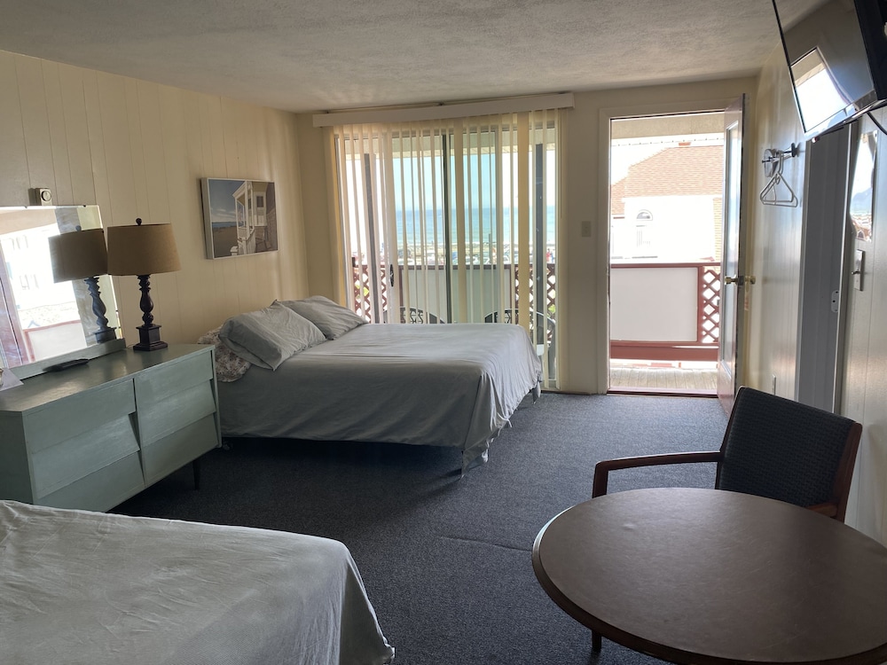 Room, 1 Queen and 1 Double Bed photo 2