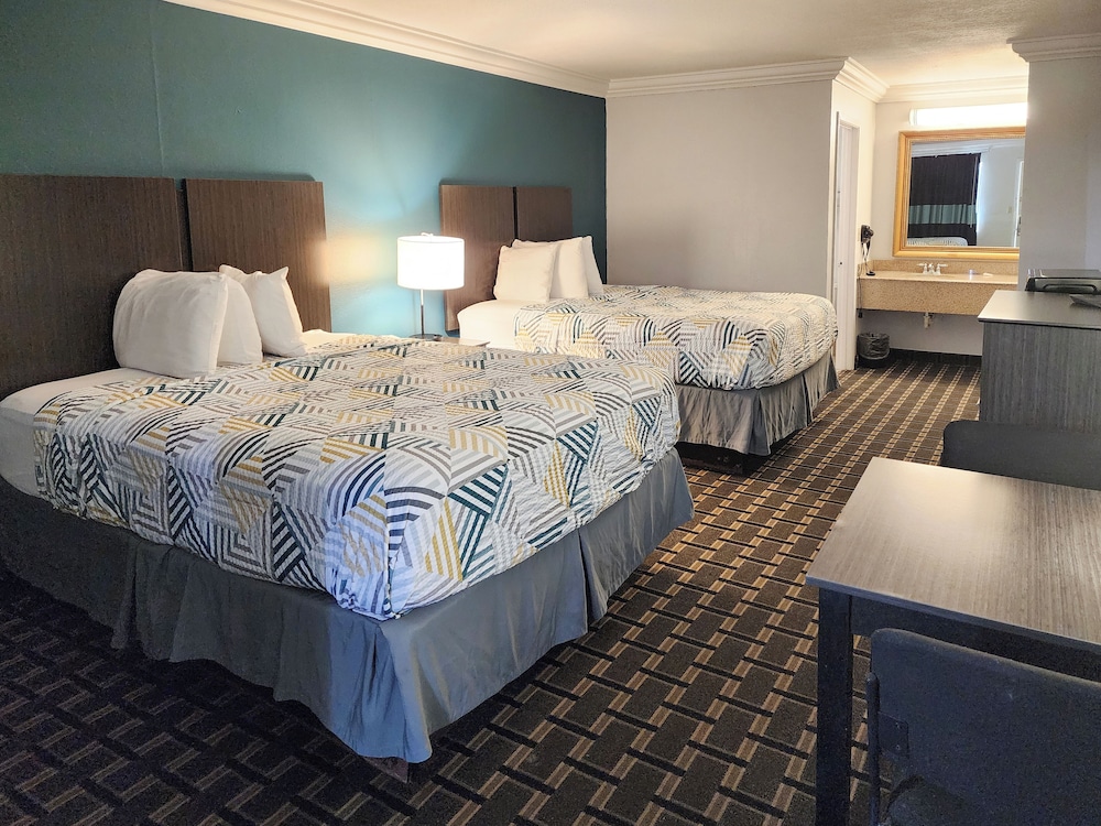 Deluxe Room, 2 Queen Beds, Non Smoking, Refrigerator & Microwave photo 3