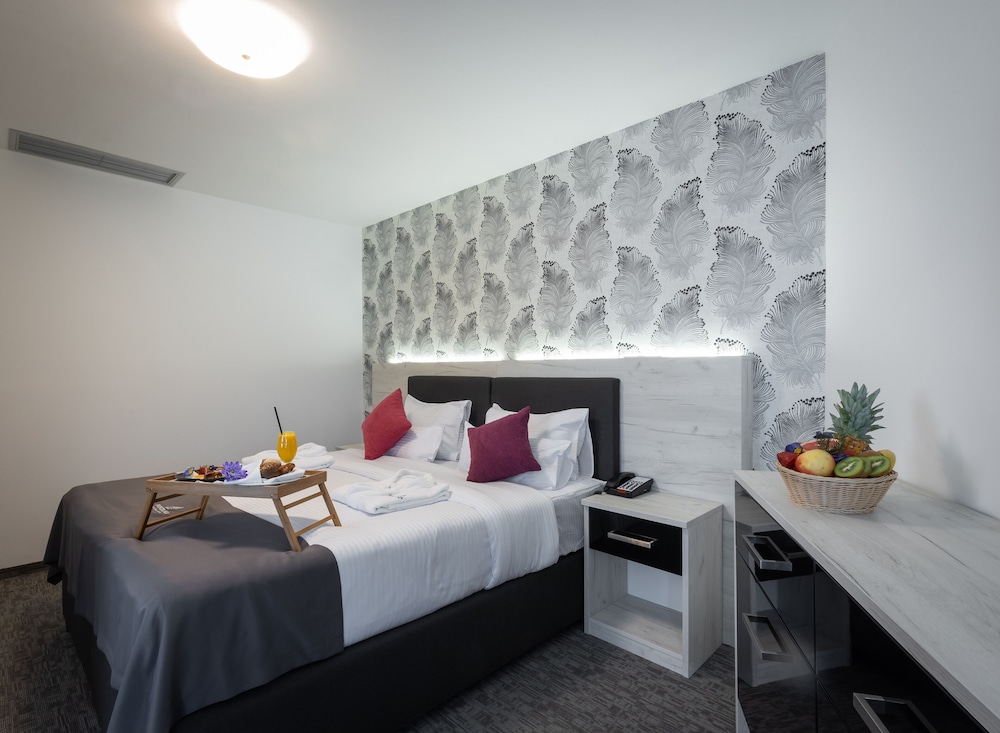 Deluxe Suite - Photo 2