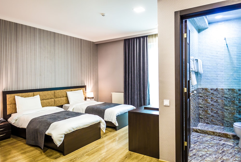 Suite, 2 Twin Beds, Mountain View