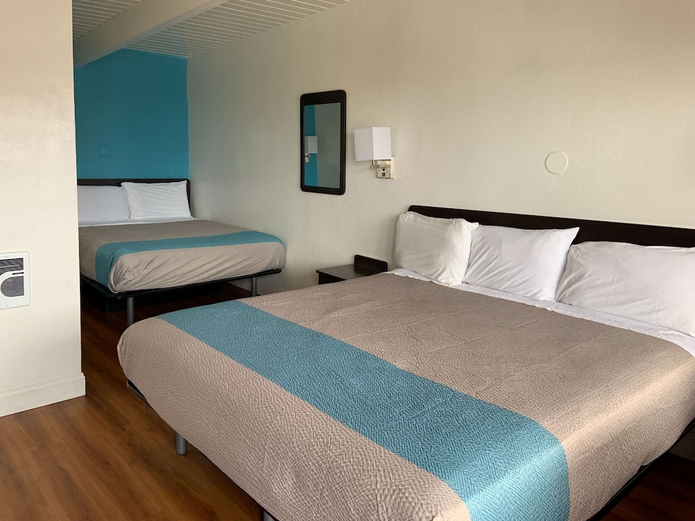 Standard Suite, 2 Queen Beds, Non Smoking, Refrigerator & Microwave - Photo 2