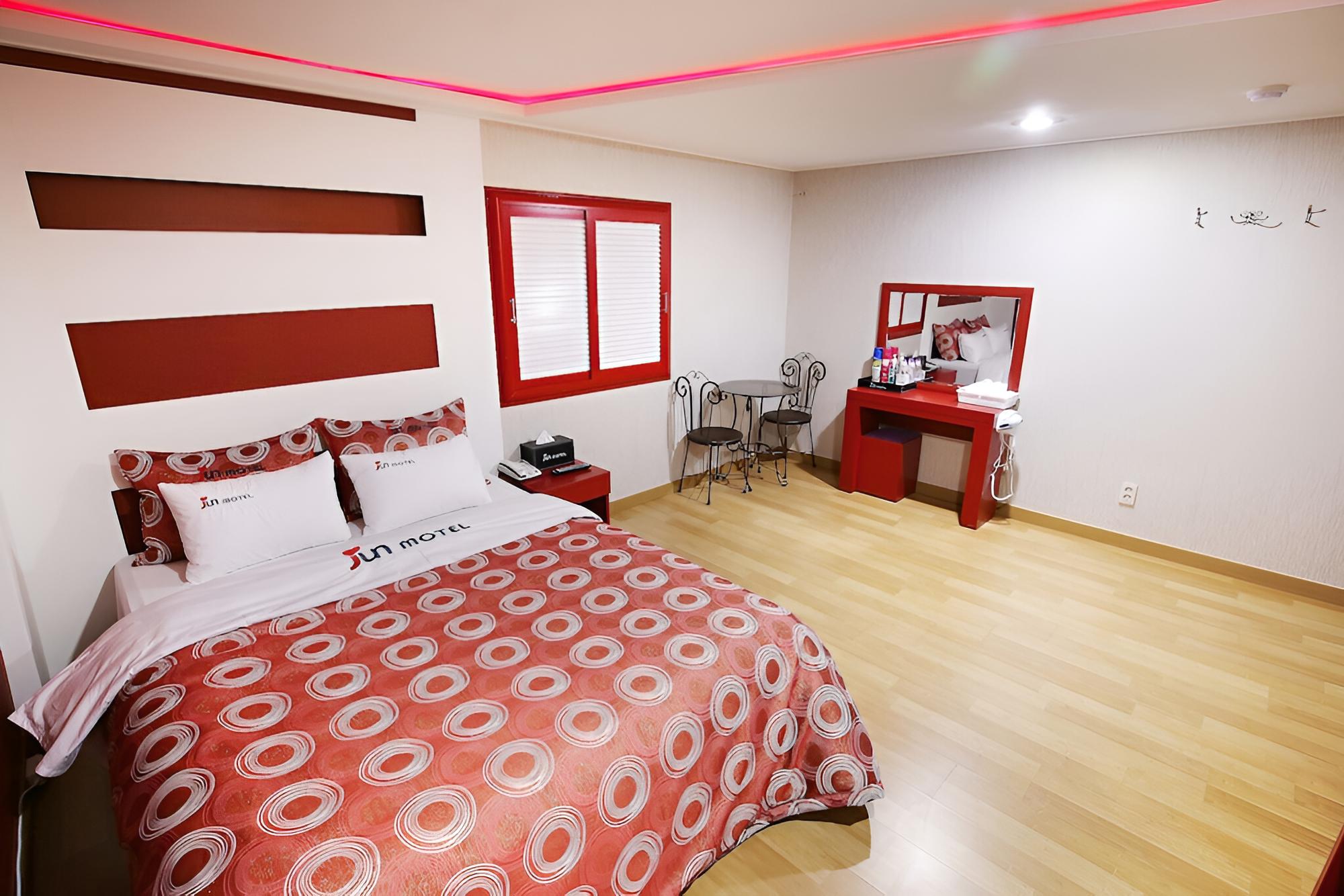 Room (Suite room RED) - Photo 7