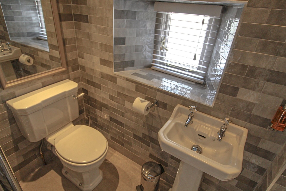 Twin Room, Ensuite - Photo 12