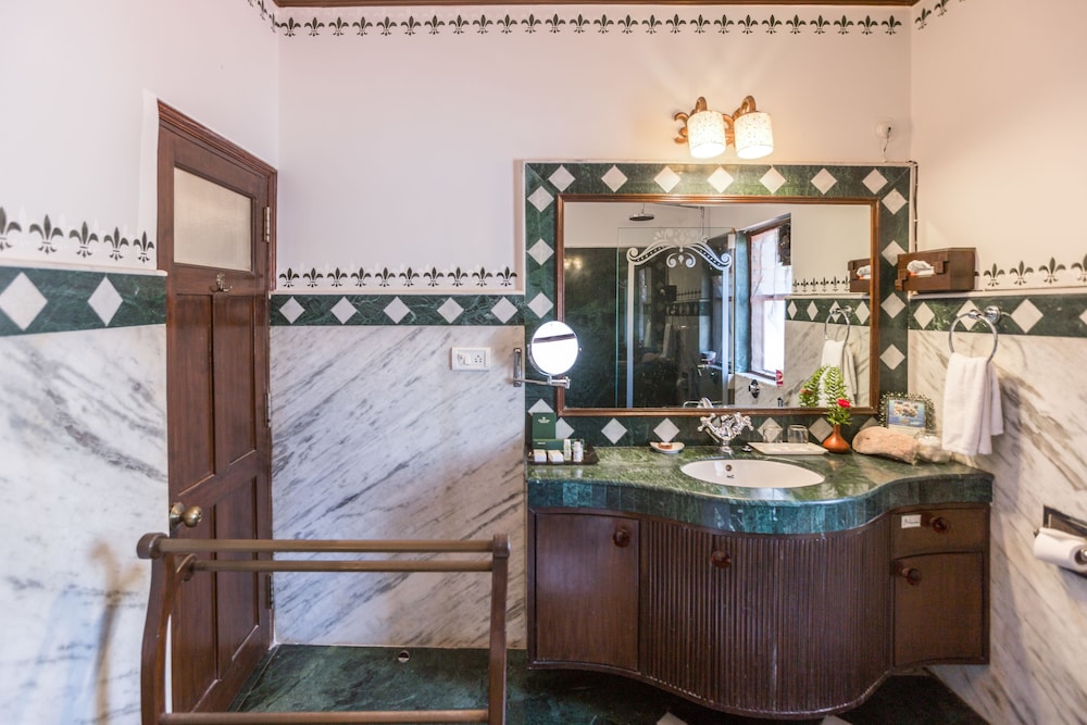 Luxury Suite - Photo 2
