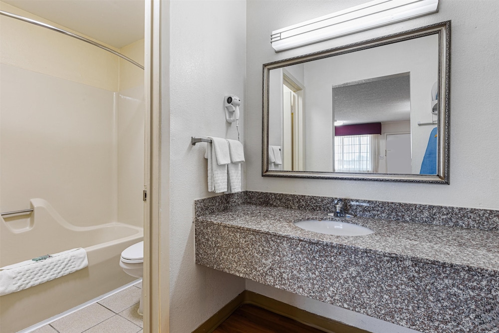 Standard Room, 1 King Bed, Non Smoking, Refrigerator & Microwave (with Sofabed) - Photo 4