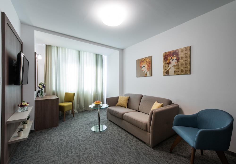 Suite, 1 Bedroom - Photo 3