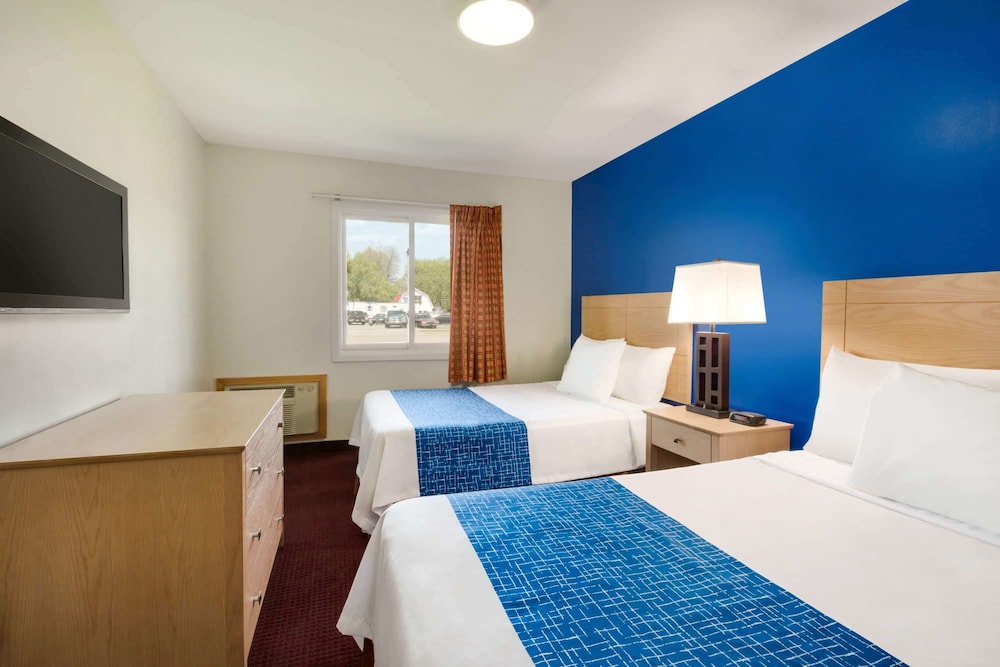 Suite, 2 Bedrooms, Non Smoking (1 Queen and 2 Double Beds) - Photo 2