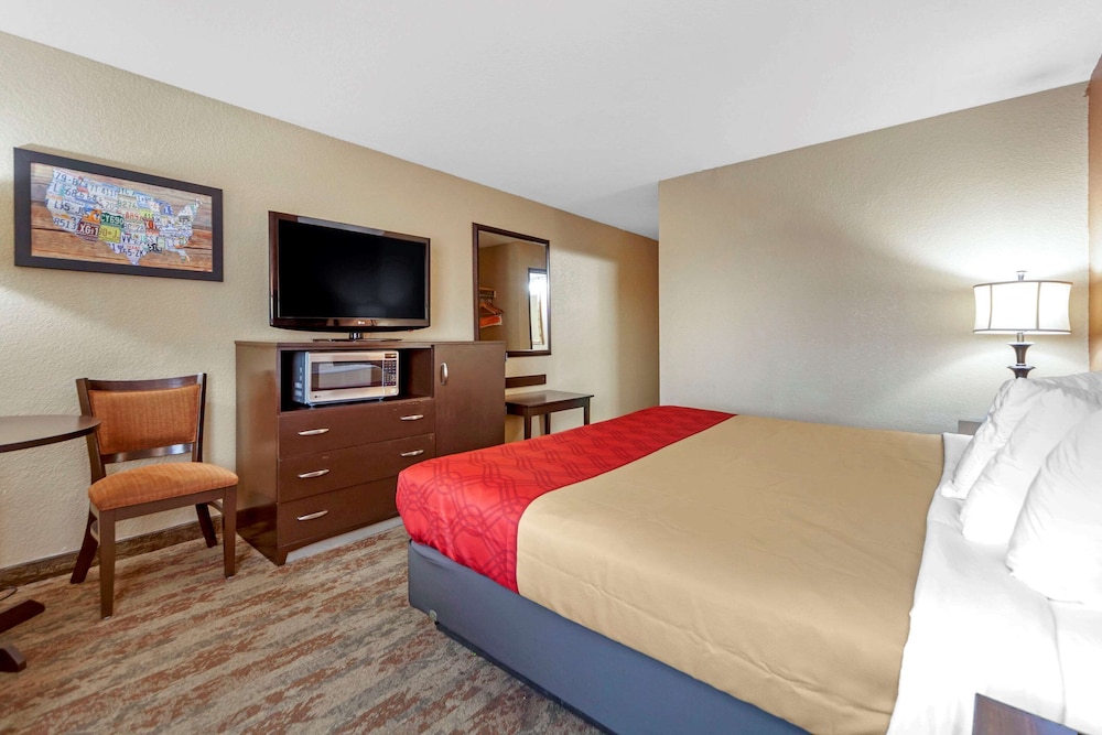 Room, 1 King Bed, Non Smoking - Photo 3