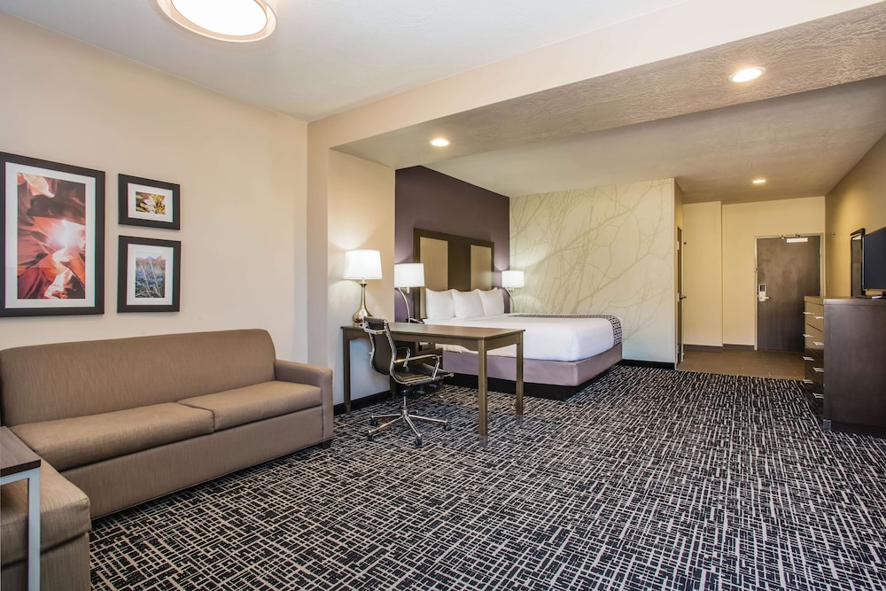 Suite, 1 King Bed, Non Smoking, Mountain View
