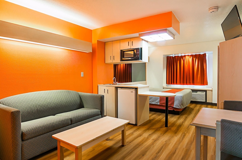 Standard Room, 1 Queen Bed, Non Smoking - Photo 3