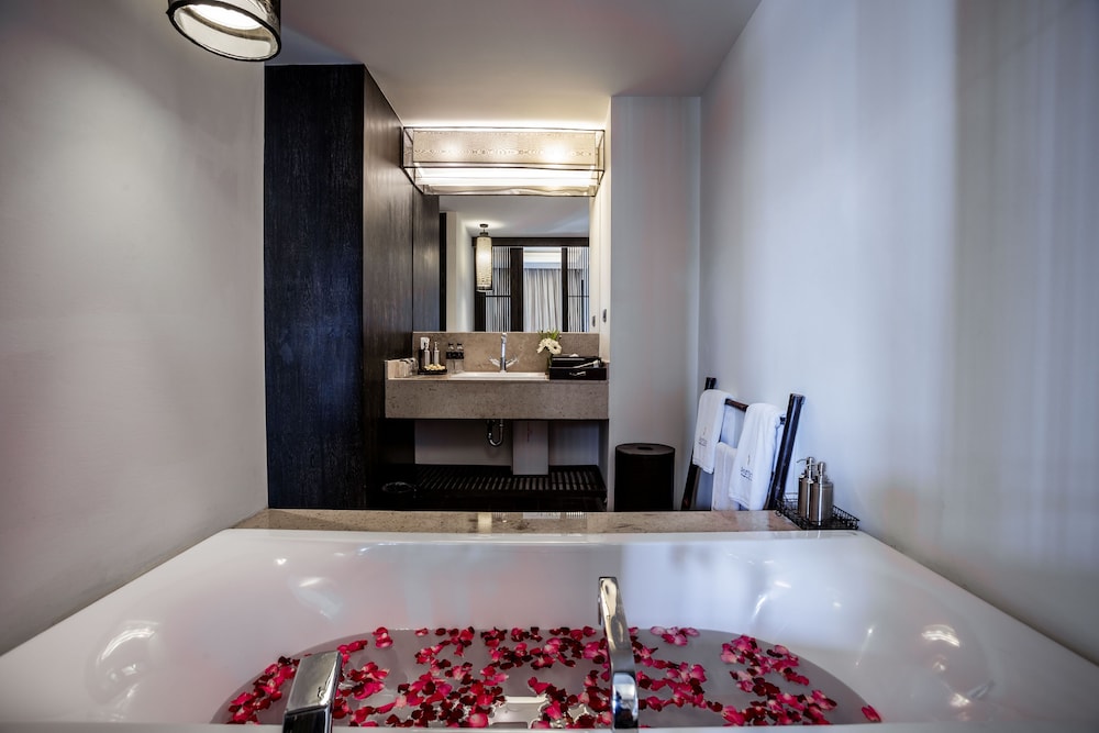 Deluxe Room, 2 Twin Beds, Bathtub - Photo 4