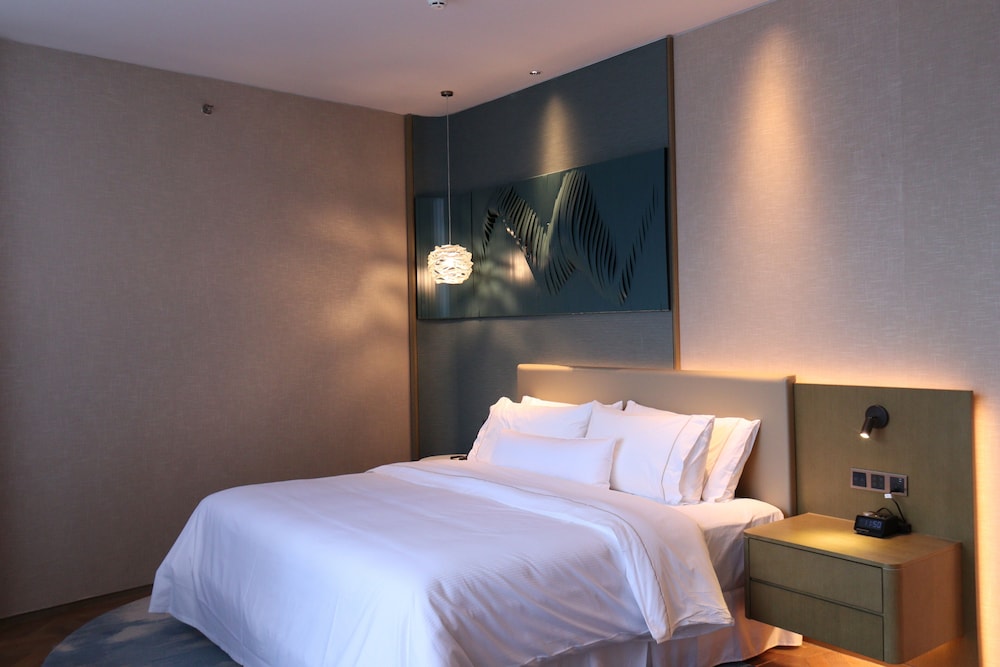 Club Room, 1 King Bed - Photo 4