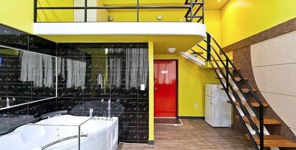 Room (Special, #201, Yellow) photo 1
