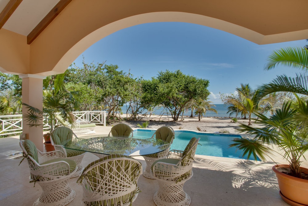 2 Bedroom Beach Villa with Pool photo 2