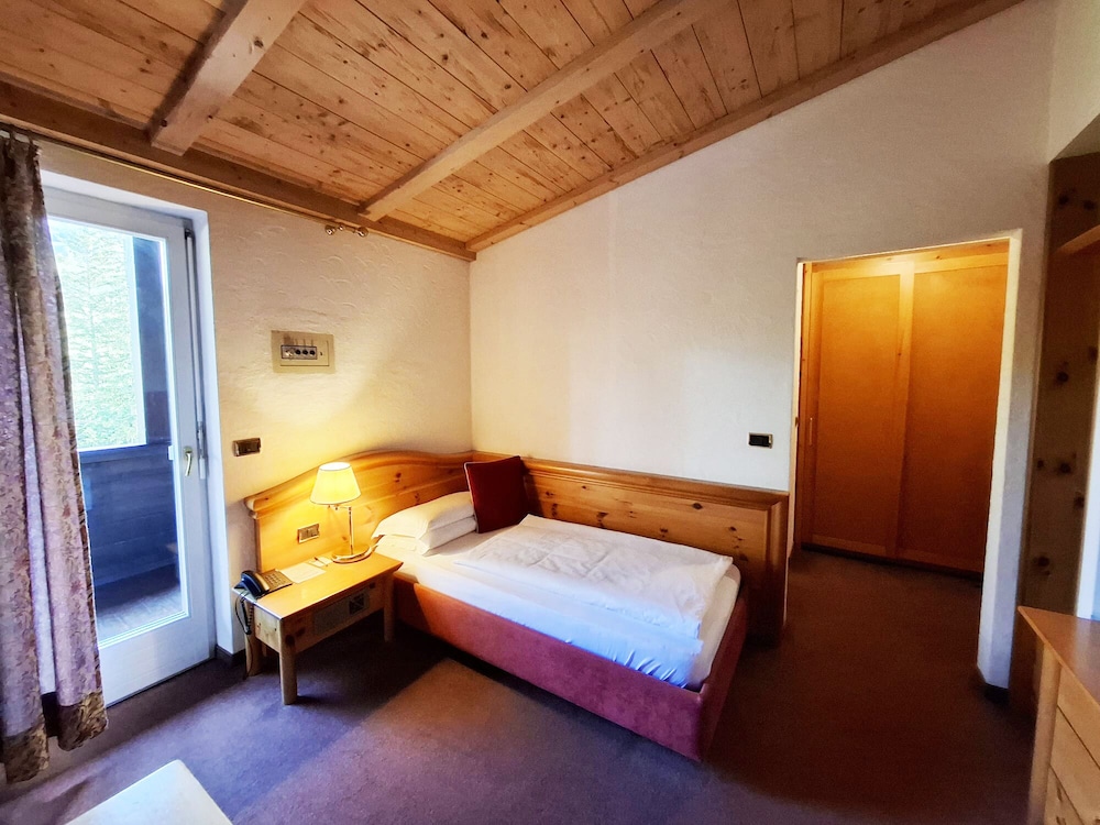 Basic Single Room, 1 Twin Bed photo 2