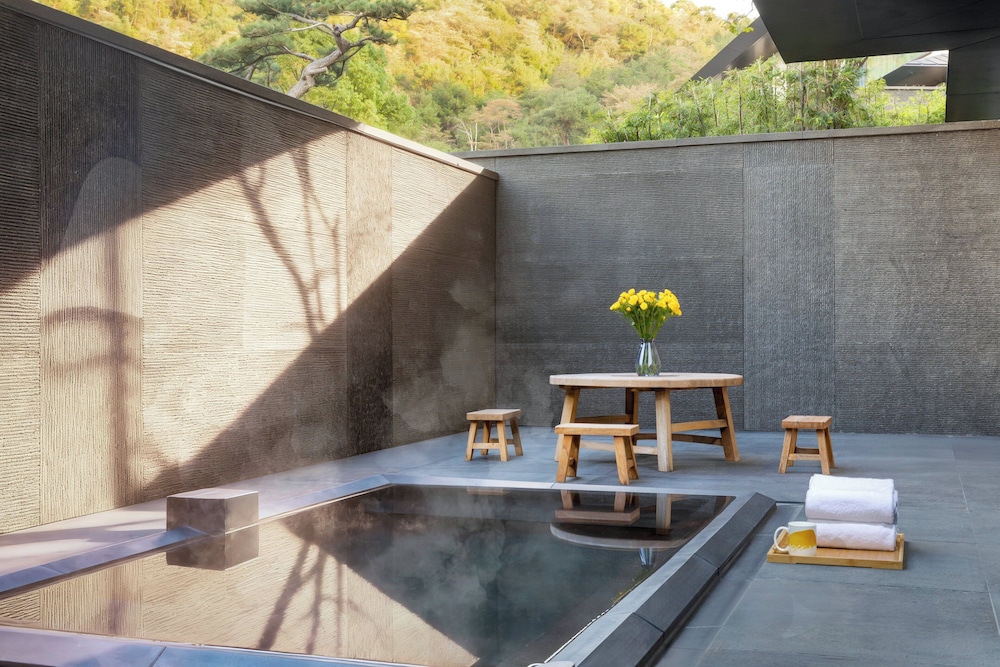 Premium Room, 2 Double Beds, Courtyard View (Private Hot Spring) photo 1