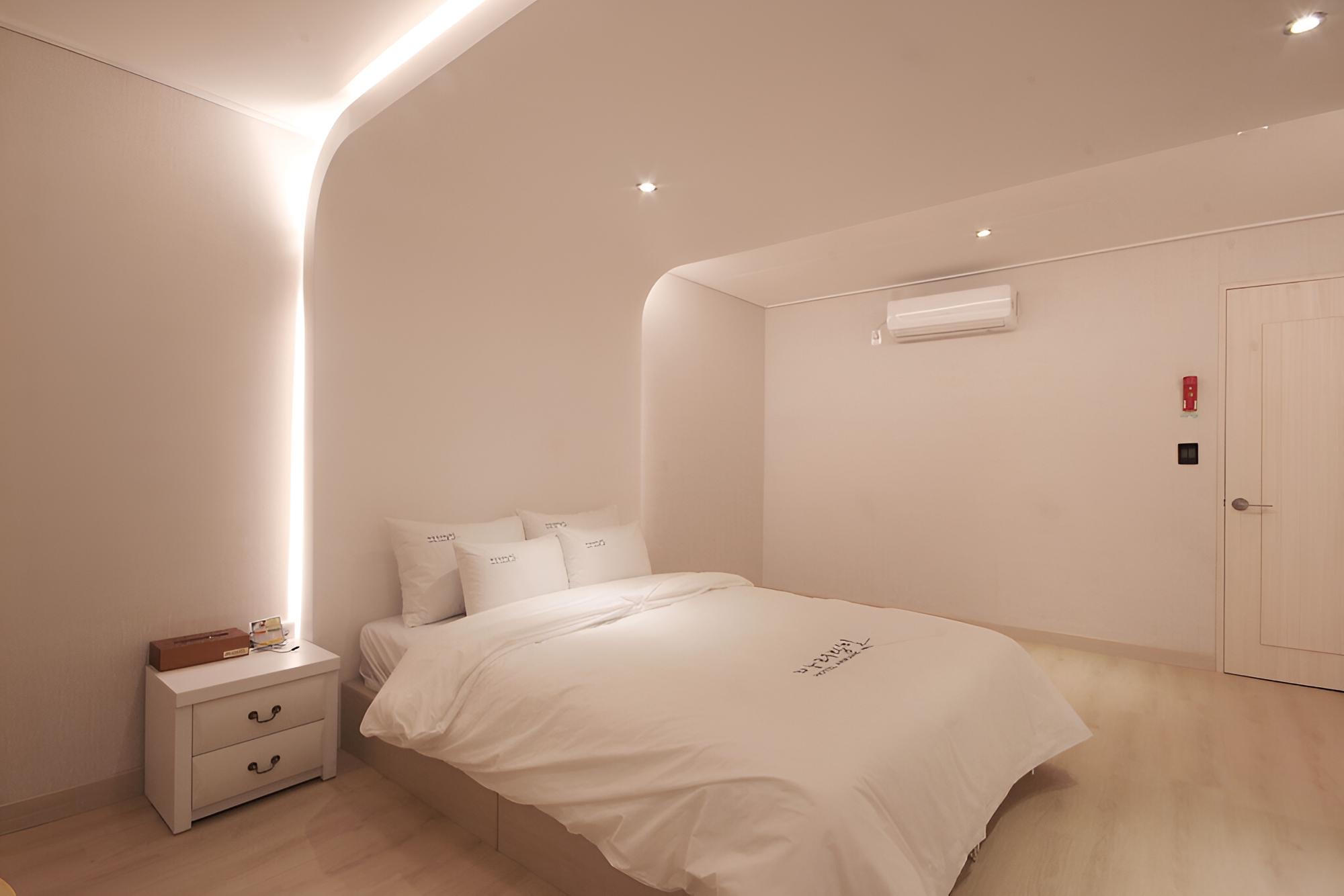 Room (Standard Room) - Photo 15