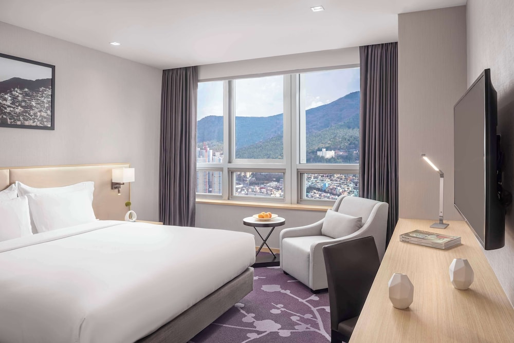Deluxe Room, 1 King Bed, Mountain View (Avani) - Photo 2