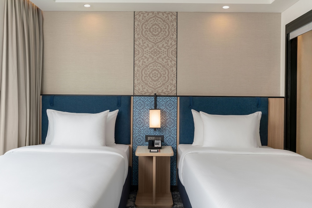 Deluxe Room, 2 Twin Beds (Runway View)