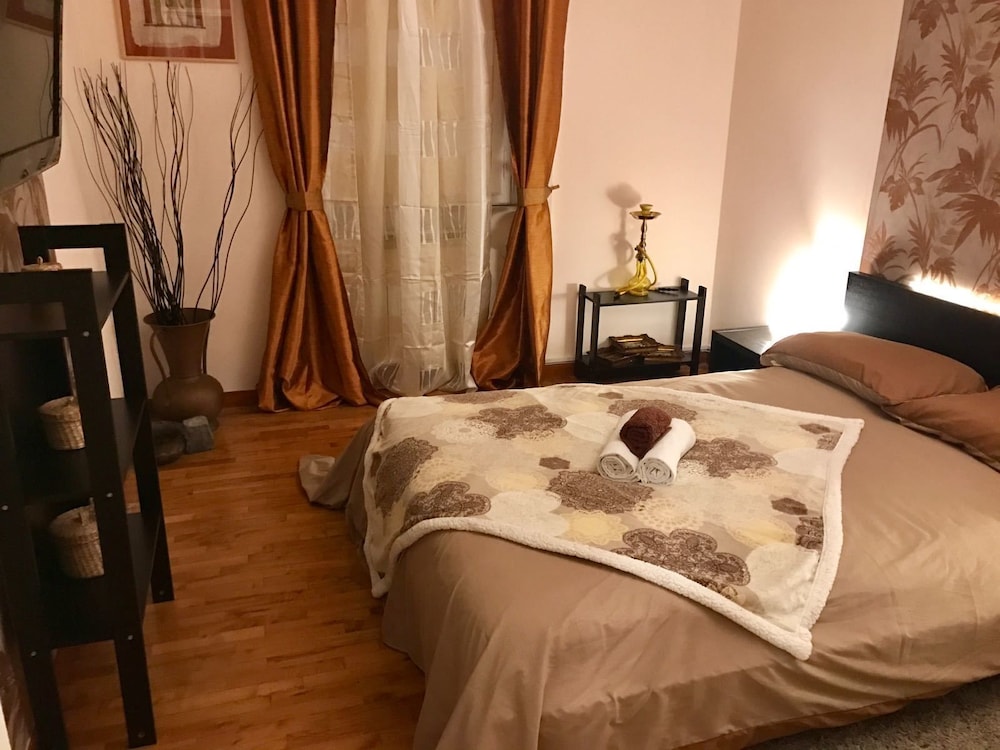 Double Room, Shared Bathroom (Gold)