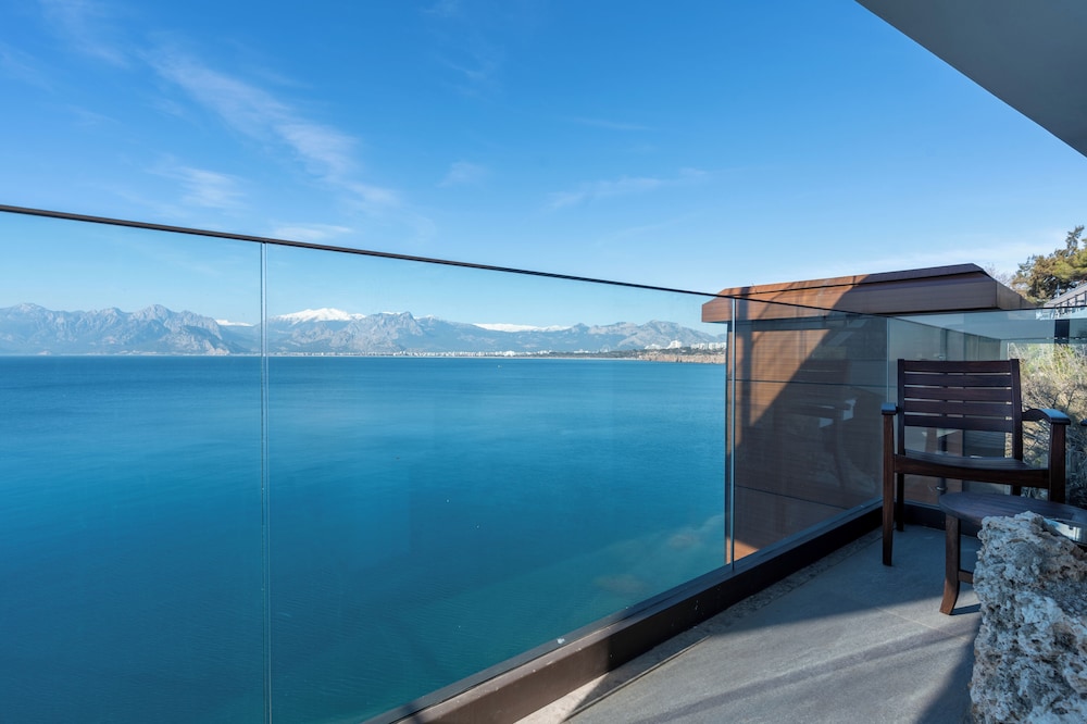 Cave Superior Suite