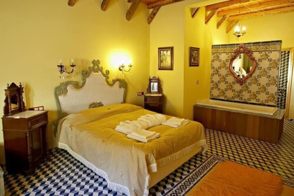 Junior Suite (With Fireplace and Hot Tub)