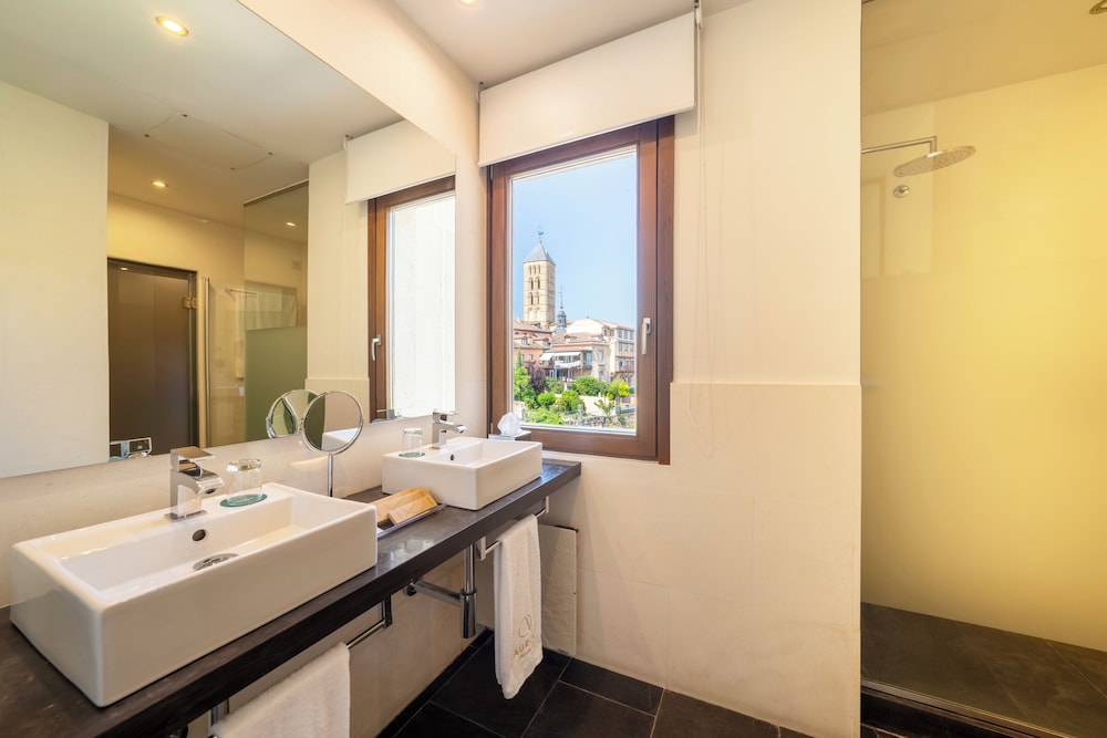 Deluxe Double Room Single Use