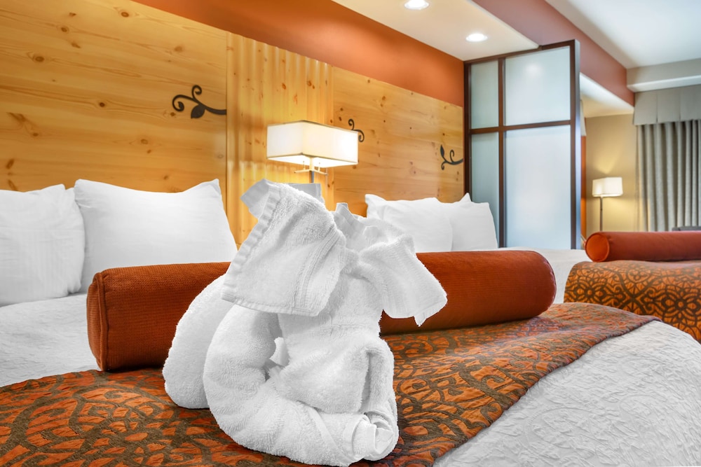 Suite, 2 Queen Beds, Accessible, Balcony (with Sofabed) photo 3